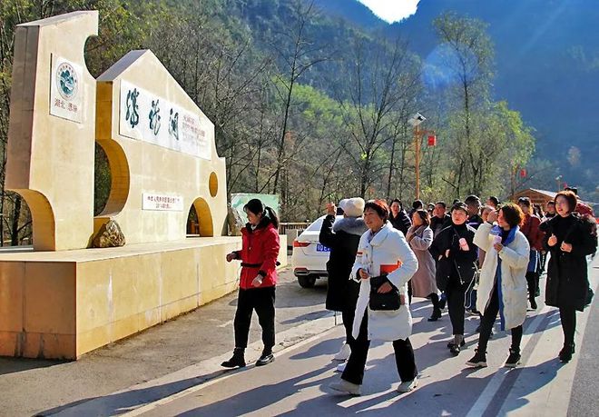 恩施地心谷迎來利川騰龍洞景區(qū)考察團(tuán)